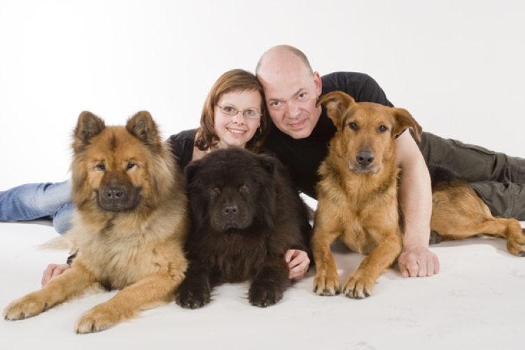 Trainer mit Lebensgef�hrtin und Hunden